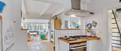 Fridge, microwave, dishwasher, cookware/dishes/utensils