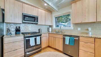 Coffee/tea maker, fridge, microwave, stovetop