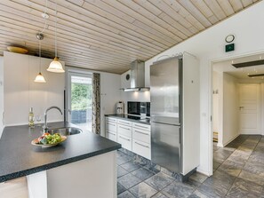 Jääkaappi, mikroaaltouuni, astianpesukone