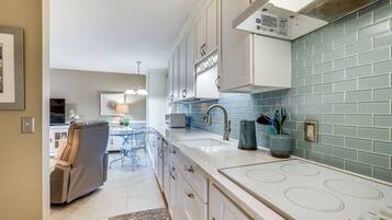 Fridge, microwave, stovetop, dishwasher