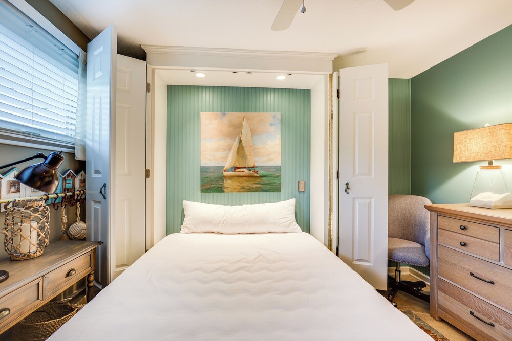 Canandaigua Lake Romantic Getaway w/ Boat Slip! Town of Gorham Vrbo