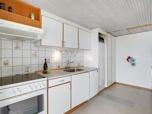 Køleskab, mikrobølgeovn, opvaskemaskine, køkkentøj/tallerkener/redskaber