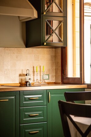 Frigorífico, placa de cocina, lavavajillas y utensilios de cocina