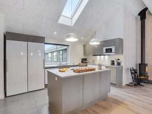 Køleskab, mikrobølgeovn, opvaskemaskine, højstol