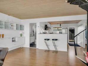 Kühlschrank, Mikrowelle, Geschirrspüler, Kochgeschirr/Geschirr/Besteck