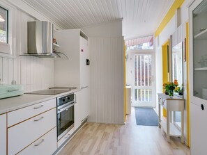 Fridge, microwave, dishwasher, cookware/dishes/utensils