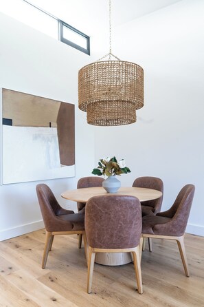 Dining - Luxurious penthouse-park, Golf Course, ocean views (Collaroy)
