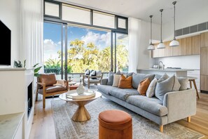 Smart TV, fireplace