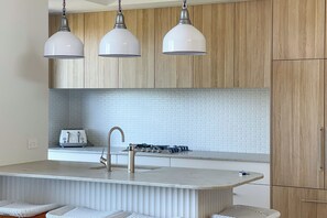 Fridge, microwave, oven, stovetop - Luxurious penthouse-park, Golf Course, ocean views (Collaroy)