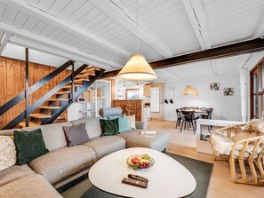 Tv, eldstad och dvd-spelare