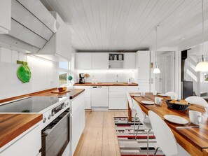 Fridge, microwave, dishwasher, cookware/dishes/utensils