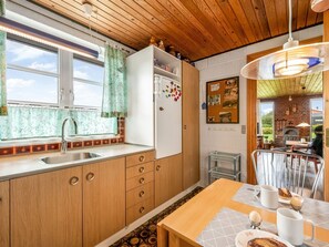 Refrigerador, microondas, lavavajillas y utensilios de cocina 