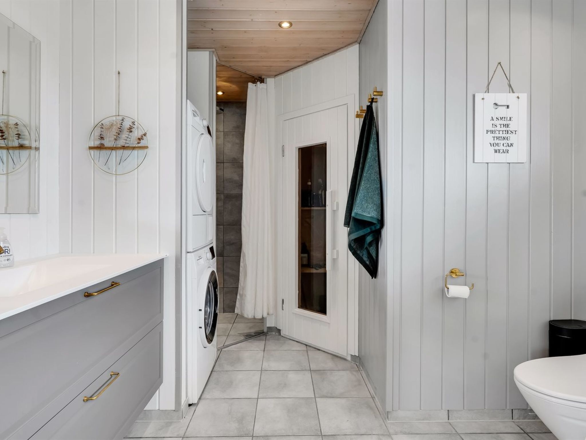Une salle de bain comprenant des toilettes, un lavabo, un miroir et un espace douche.