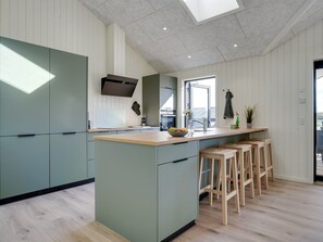 Kjøleskap, mikrobølgeovn, oppvaskmaskin og kjøkkenutstyr