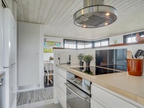 Fridge, microwave, dishwasher, cookware/dishes/utensils