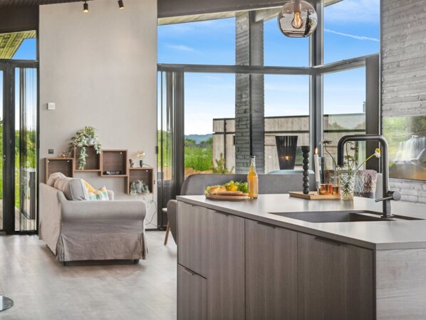 Una televisión, una chimenea