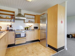 Fridge, microwave, dishwasher, cookware/dishes/utensils