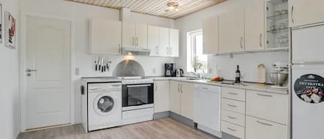 Refrigerador, microondas, lavavajillas y utensilios de cocina