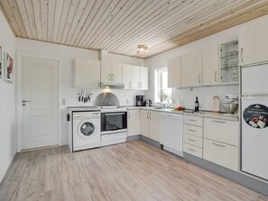 Jääkaappi, mikroaaltouuni, astianpesukone