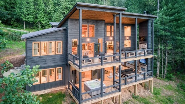 A multi-story cabin with a balcony, a hot tub, and a fireplace. - Morgan Trail - Hot tub & ping pong table (Blue Ridge Mountains)