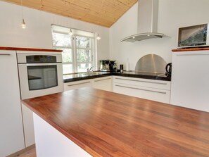 Kjøleskap, mikrobølgeovn, ovn og oppvaskmaskin