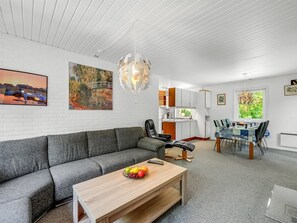 Tv, eldstad, dvd-spelare och bordsfotboll
