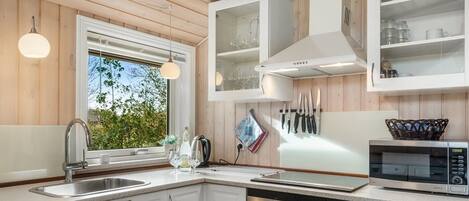 Fridge, microwave, dishwasher, cookware/dishes/utensils