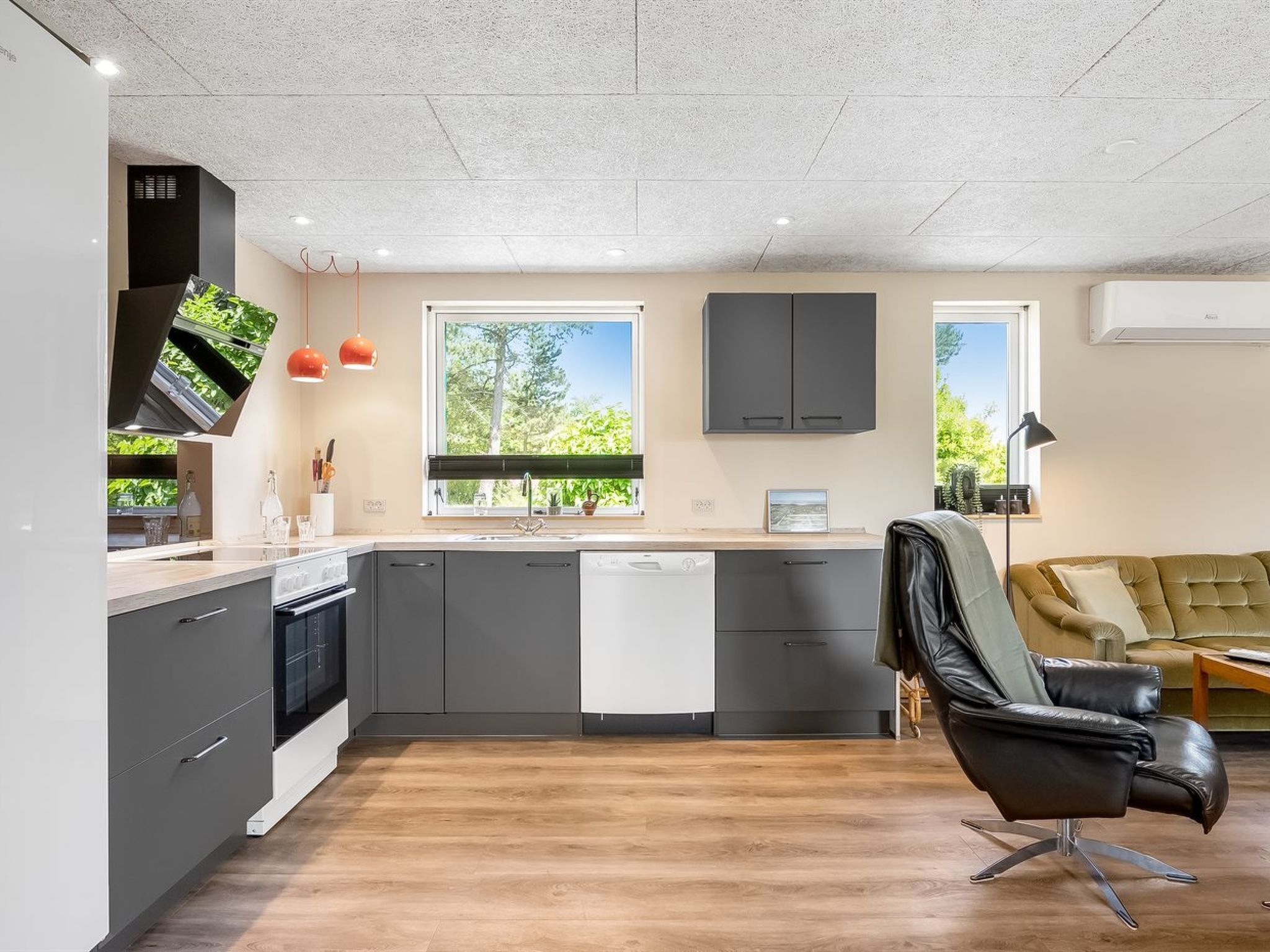 Fridge, microwave, dishwasher, cookware/dishes/utensils