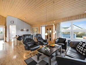 Televisión y chimenea 