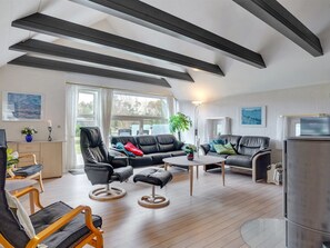 Tv, pejs, dvd-afspiller, bordfodbold