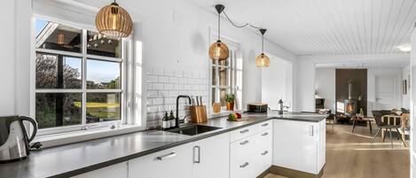 Een koelkast, een magnetron, een oven, een vaatwasser