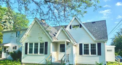 Crown Point 1 Bedroom Stylish Apartment close to the Square/Downtown