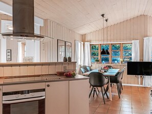 Kylskåp, mikrovågsugn, ugn och diskmaskin