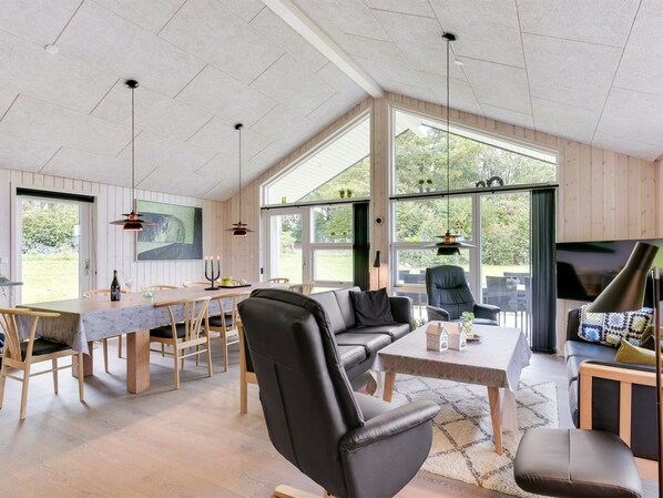 Televisión y chimenea 