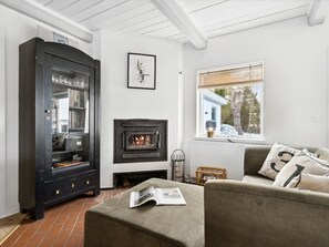 تلفزيون، مدفأة، كرة قدم الطاولة