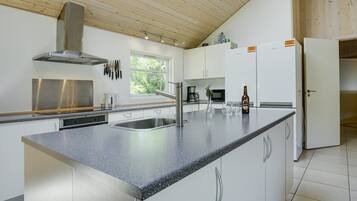 Réfrigérateur, micro-ondes, lave-vaisselle, chaise haute