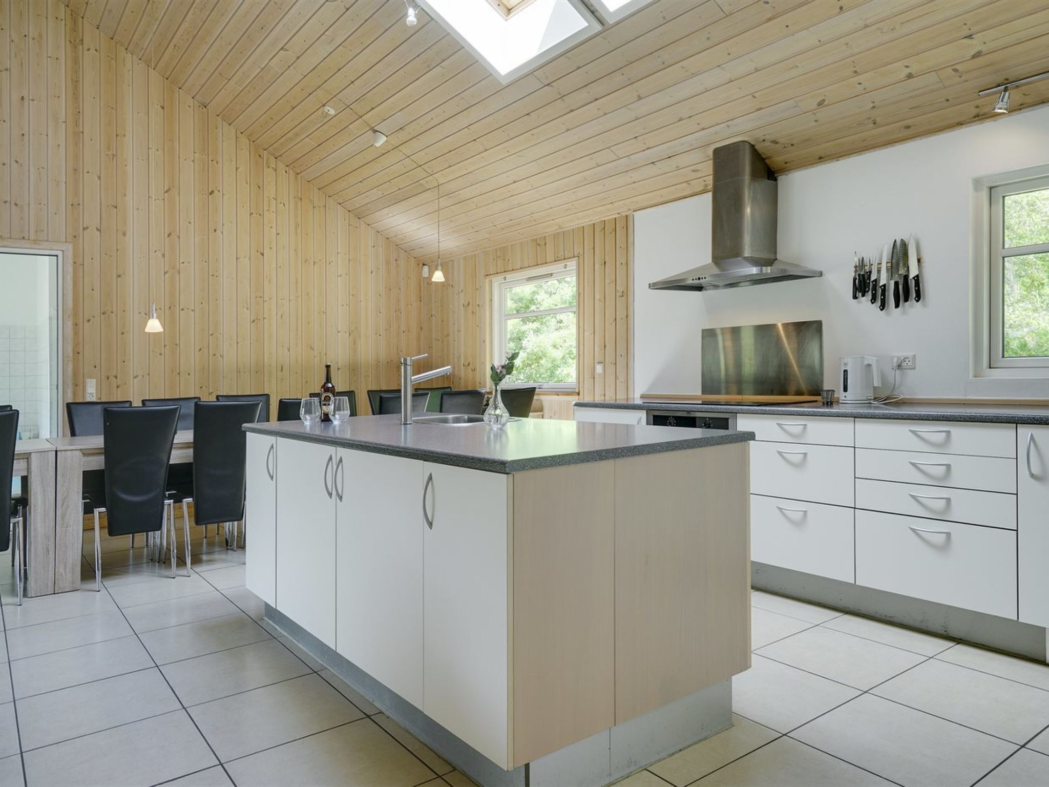 Kühlschrank, Mikrowelle, Geschirrspüler, Hochstuhl