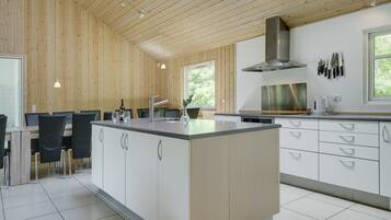 Kühlschrank, Mikrowelle, Geschirrspüler, Hochstuhl