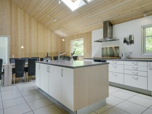 Réfrigérateur, micro-ondes, lave-vaisselle, chaise haute