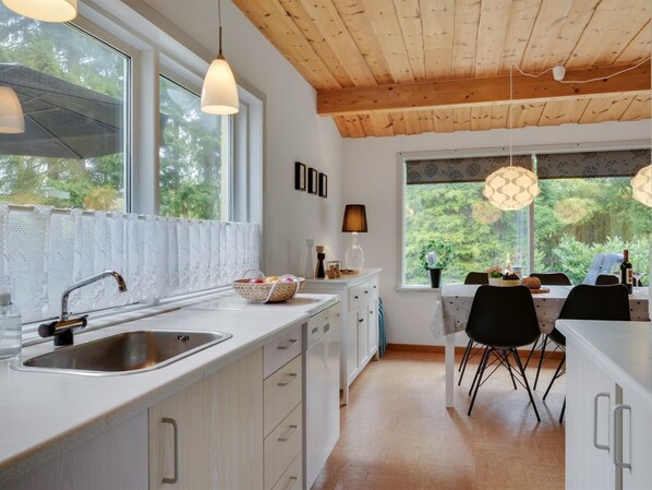 Kühlschrank, Mikrowelle, Geschirrspüler, Kochgeschirr/Geschirr/Besteck