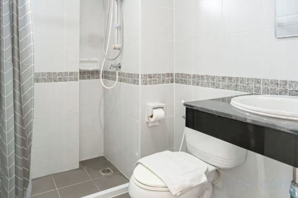Dusche, Regendusche, kostenlose Toilettenartikel, Haartrockner