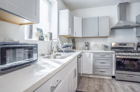 Fridge, microwave, oven, stovetop. Enjoy a stylish experience at this Kick back and relax in a calm stylish space