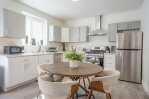 Frigorífico, microondas, horno y placa de cocina