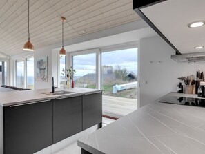 Køleskab, mikrobølgeovn, opvaskemaskine, køkkentøj/tallerkener/redskaber