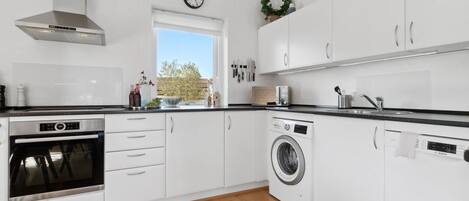 Kühlschrank, Mikrowelle, Geschirrspüler, Kochgeschirr/Geschirr/Besteck