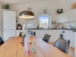 Kühlschrank, Mikrowelle, Geschirrspüler, Kochgeschirr/Geschirr/Besteck