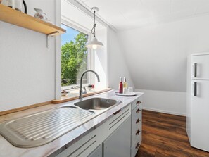 Refrigerador, microondas, periquera y utensilios de cocina