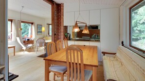 Une cuisine moderne avec des meubles en bois et des luminaires suspendus.