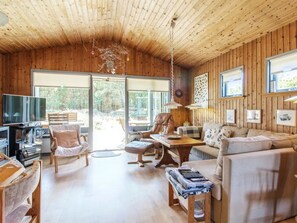 Tv, eldstad och dvd-spelare