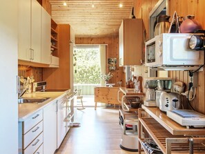 Kylskåp, mikrovågsugn, ugn och diskmaskin